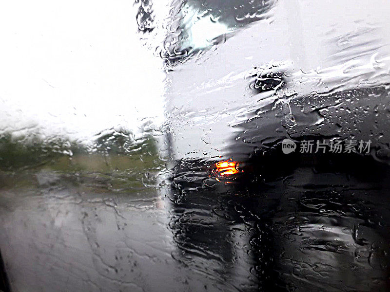 在雨中开车