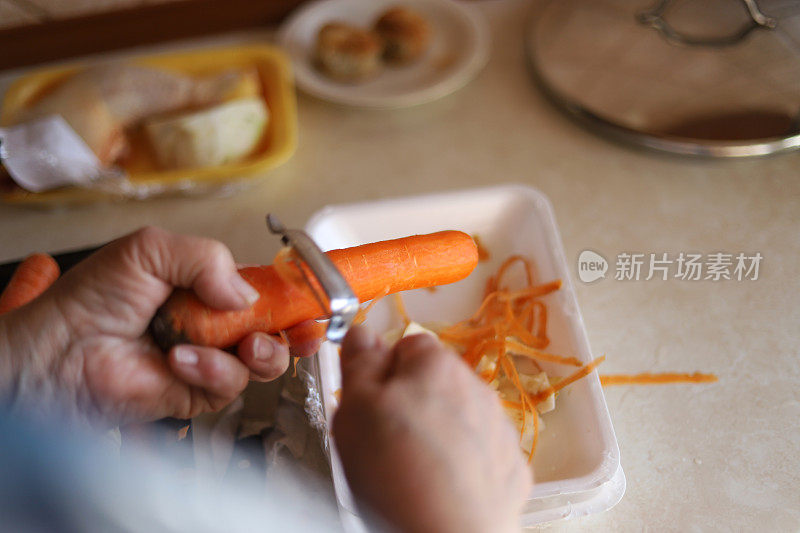 用工具削胡萝卜皮的女人