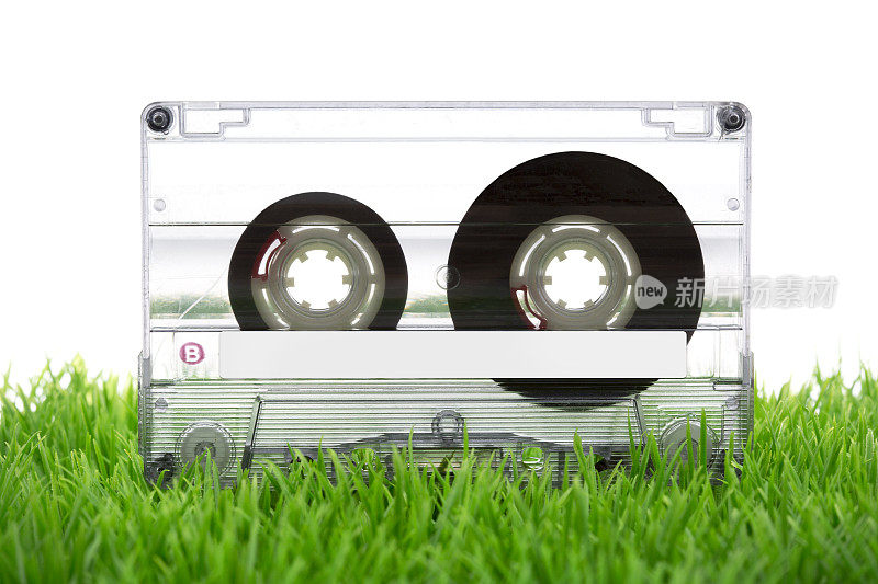 绿色草地上的复古磁带
