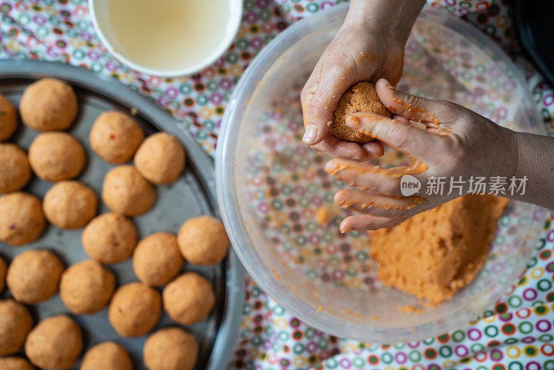 妇女手准备填充肉丸的特写照片