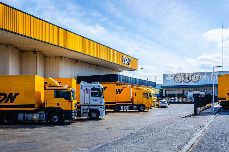 外立面有物流公司的标志，用TDN等卡车进行公路货物运输。