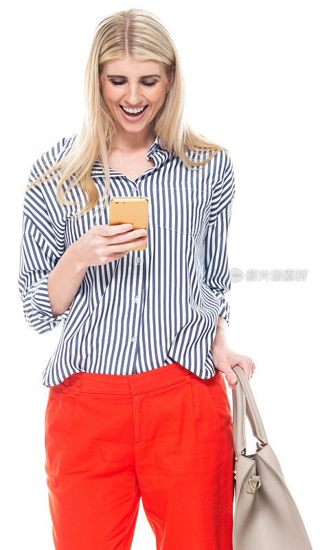 白人年轻女性商务人士站在白色背景穿着智能休闲，拿着钱包和使用手机