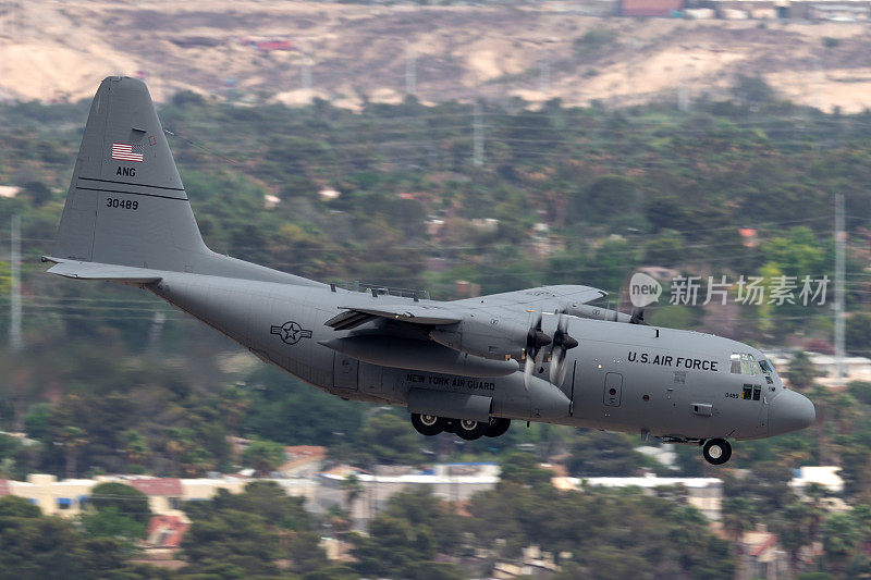 美国空军(USAF)洛克希德C-130H大力神运输机来自纽约空军国民警卫队第109空运联队，即将在麦卡伦国际机场着陆。