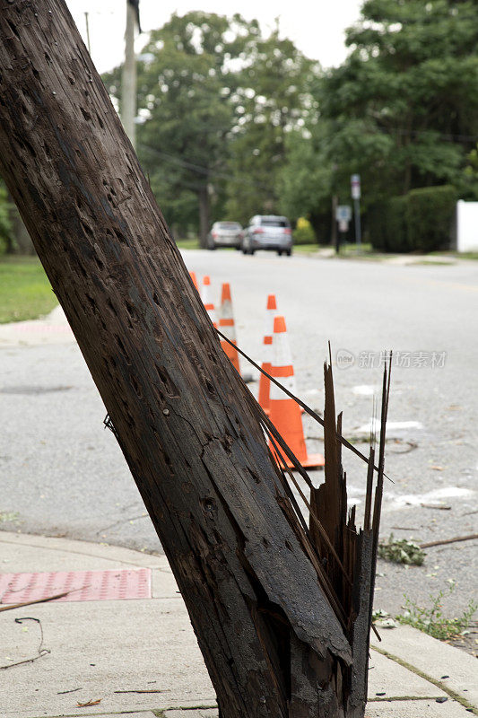 一场暴风雨过后，路边的电话线杆被损坏和劈裂