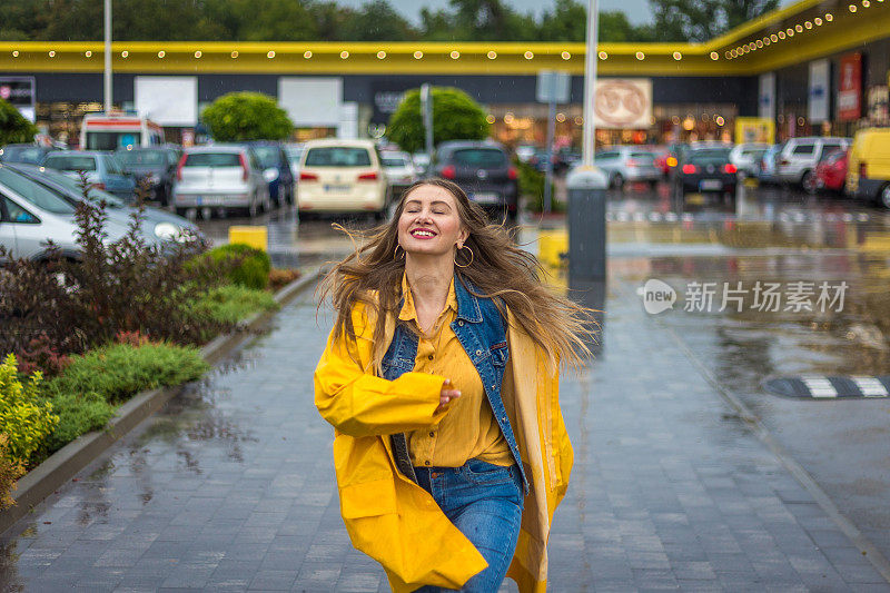 年轻女子在雨中奔跑