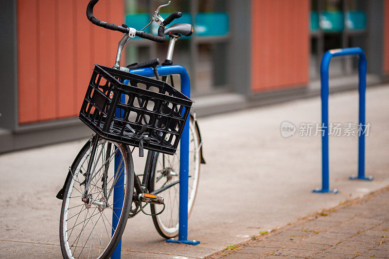 停在城市人行道上的自行车
