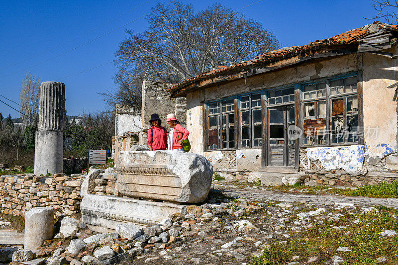 来自土耳其穆格拉亚塔甘的斯特拉托尼基亚古城。两个女人在古城中漫步。