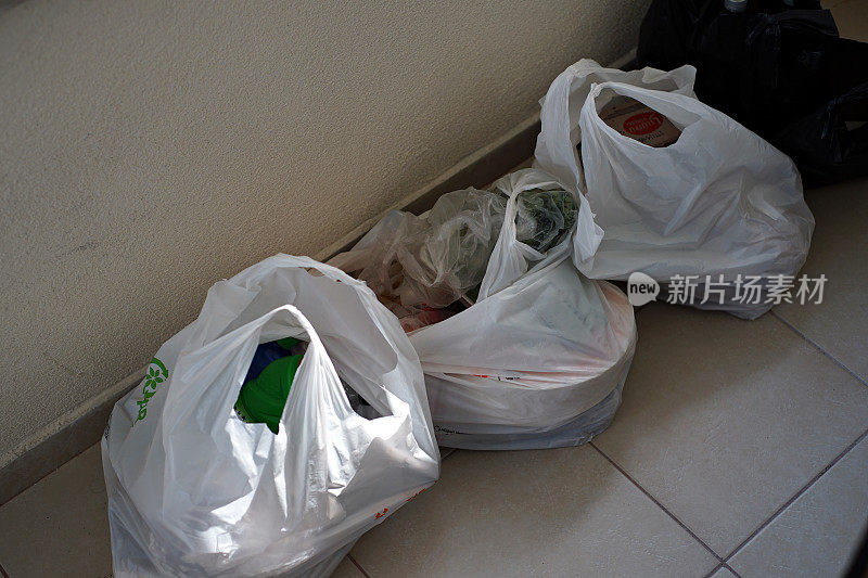 将购物袋放在可以消毒的表面上
