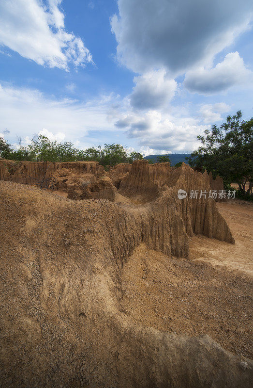 泰国Sakaeo省的Lalu的景观由于土壤侵蚀产生了奇怪的形状。