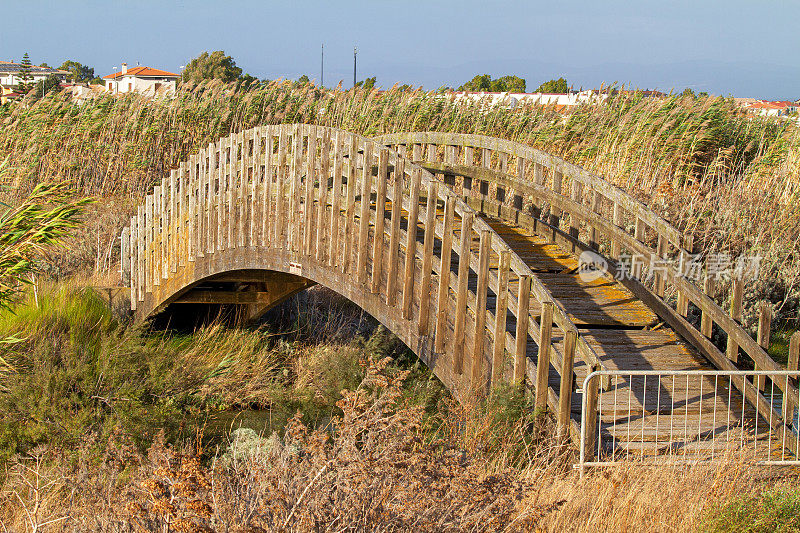 池塘上的木桥。Cabras。撒丁岛。意大利