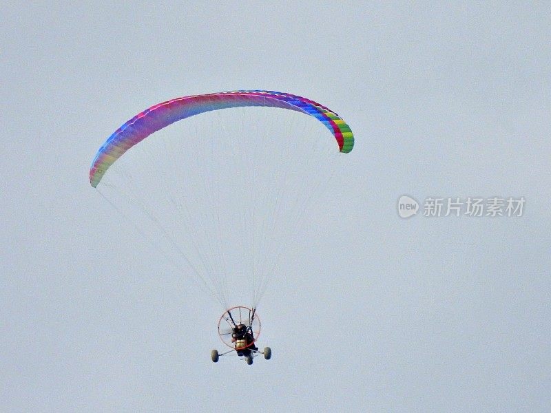 动力滑翔伞与para-motor在佛罗里达的天空