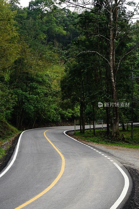 弯曲的道路。