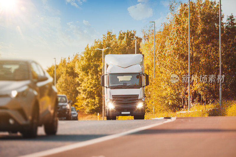 高速公路上的卡车