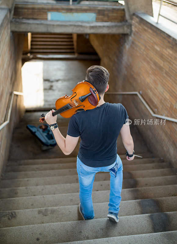 小提琴街头艺人