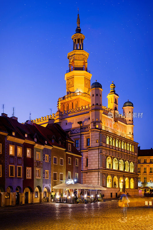 波兰度假-波兹南老城广场与公寓和文艺复兴Poznań市政厅晚上