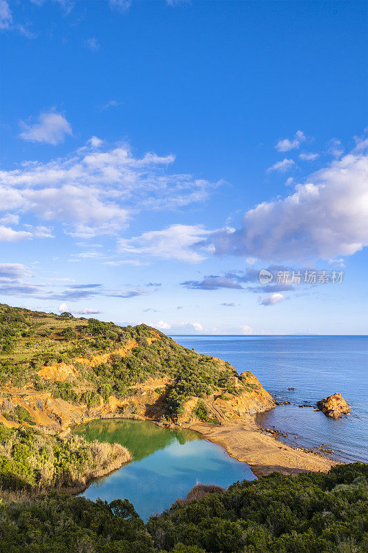 厄尔巴岛，Terranera海滩和湖(意大利托斯卡纳群岛)