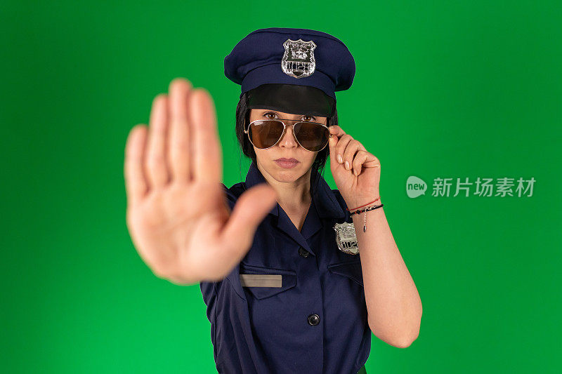 一名身着制服的女警官用手示意停车