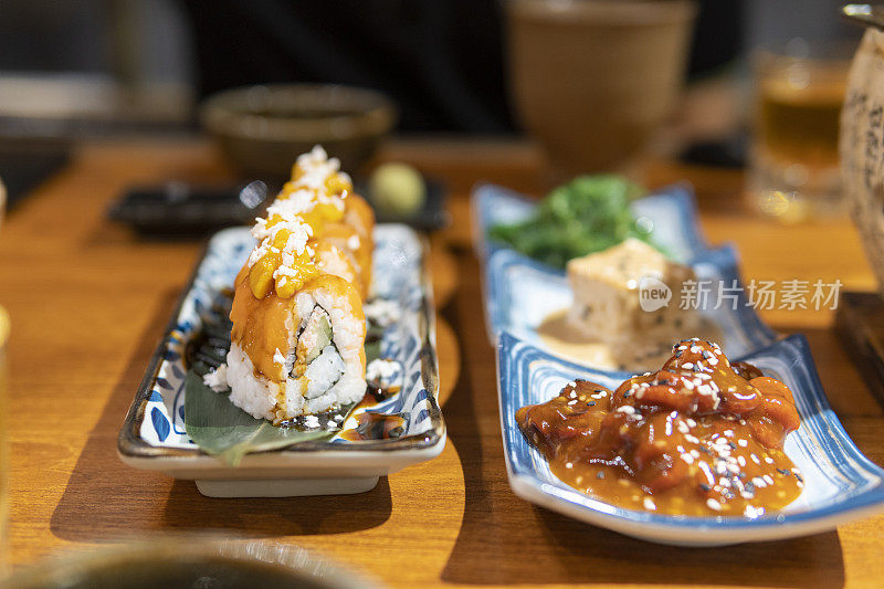 日本料理，如生鱼片，寿司，小吃和沙拉在餐厅