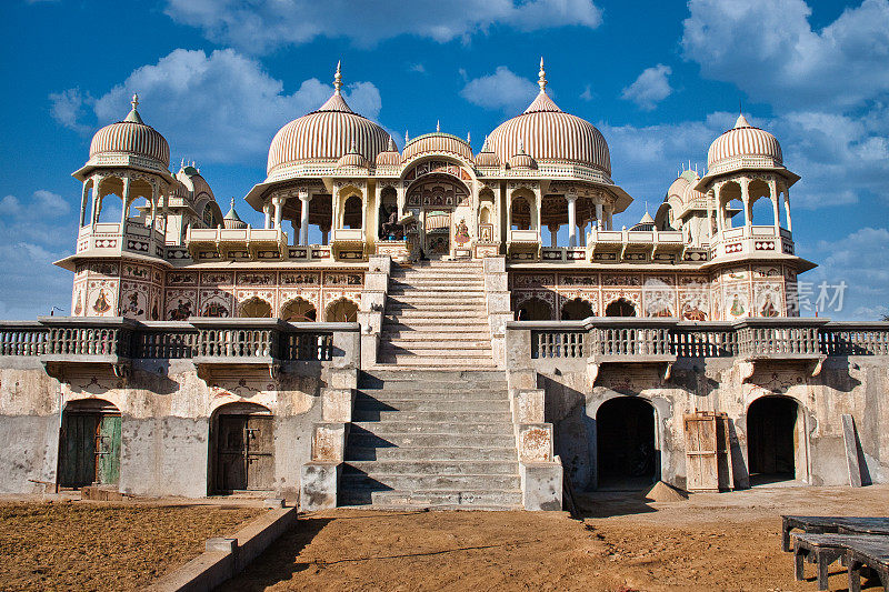 印度拉贾斯坦邦曼达瓦的一个传统北印度宫殿华丽的圆顶和拱门