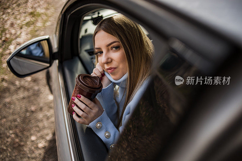 公路旅行的概念，年轻女子坐在车里放松和享受自然