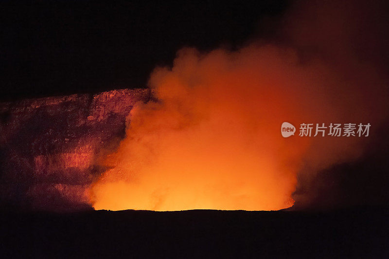 哈勒马ʻumaʻu火山口是一个位于夏威夷火山国家公园的更大的山顶火山口Kīlauea的坑。Halemaʻumaʻu是夏威夷火山女神贝利的家，根据夏威夷神话的传统。形象了