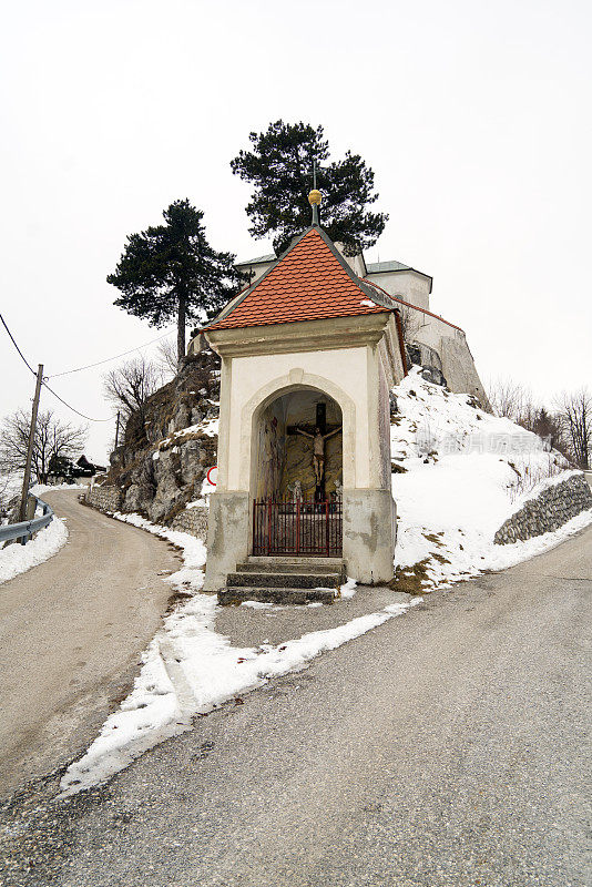 斯洛文尼亚上帝之母教堂前十字路口的小教堂