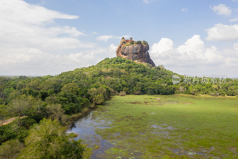 白天，斯里兰卡，西格里亚岩石的无人机视图