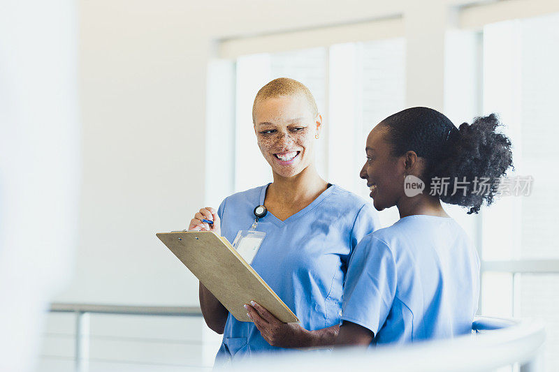 女医生微笑着教年轻的成年女医科学生。