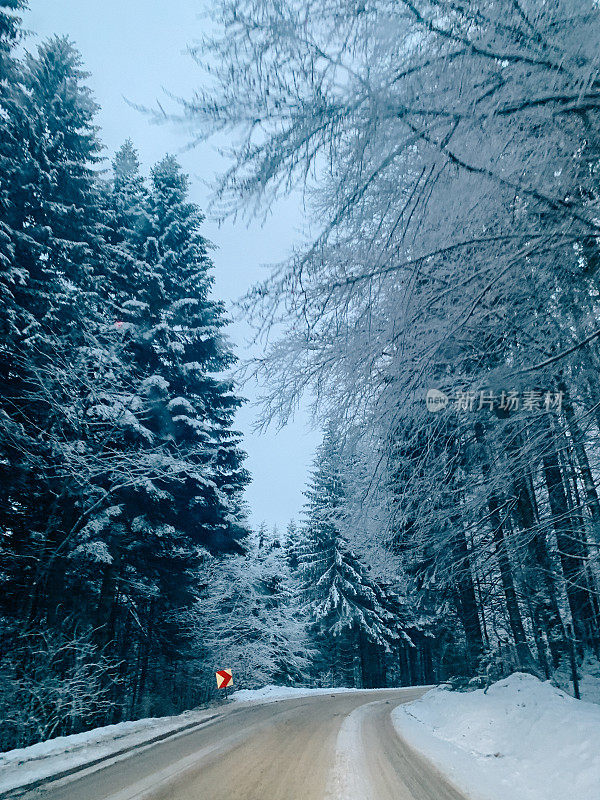 冰雪覆盖了大自然的冬季道路