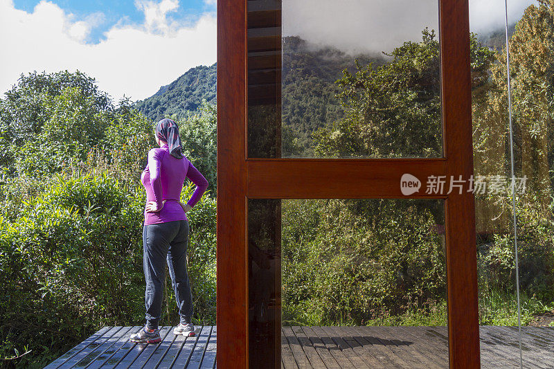 一个成熟的女人在厄瓜多尔雨林旅行