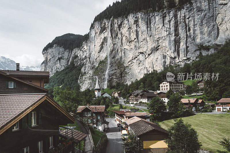 瑞士阿尔卑斯山著名的Lauterbrunnen村