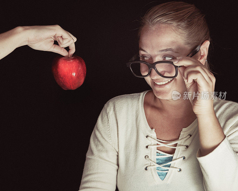 苹果给老师:女人看起来充满了幸福的期待