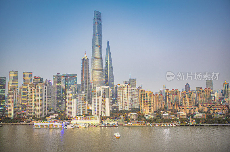 上海外滩万国建筑博览群在黄浦江畔上在浦东