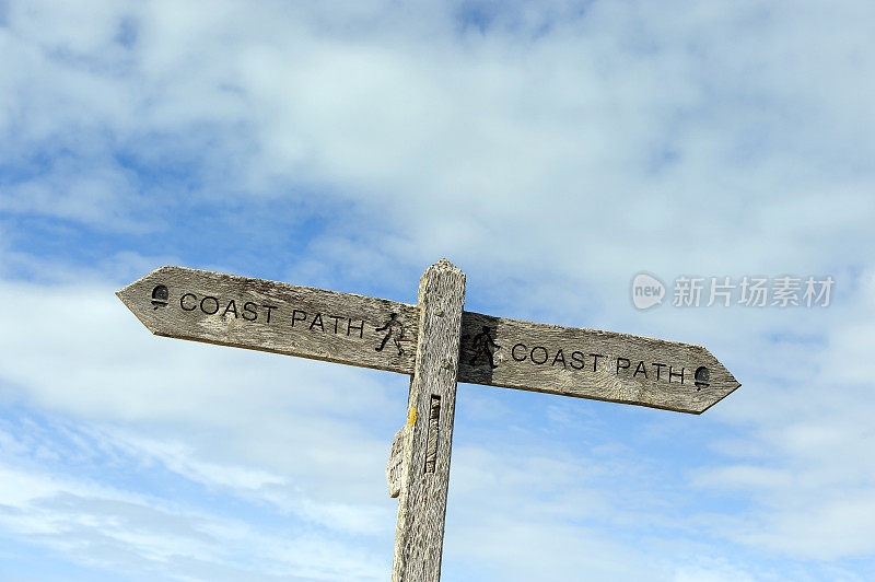 木制海滨步道标志，波特兰岛，多塞特，英格兰。