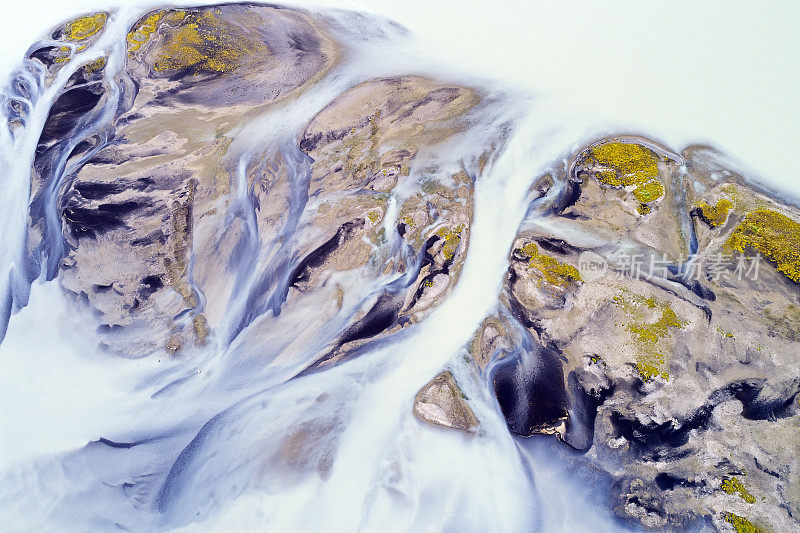 冰岛一条河上的抽象形状