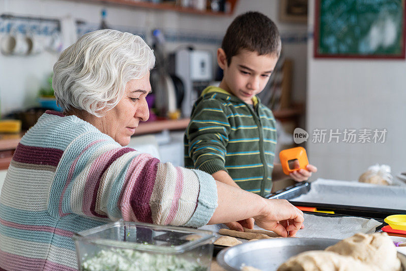 老奶奶和孙子在厨房做饭