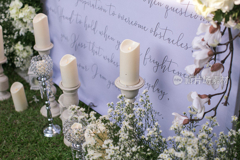 用蜡烛装饰婚礼花。