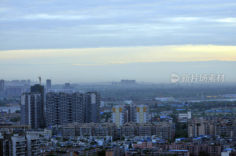 日落中的城市背景