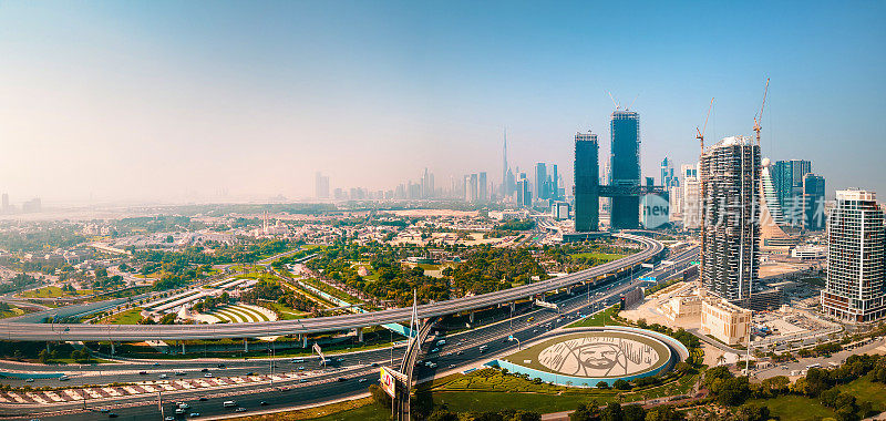 阿联酋E11高速公路上迪拜市中心的空中天际线