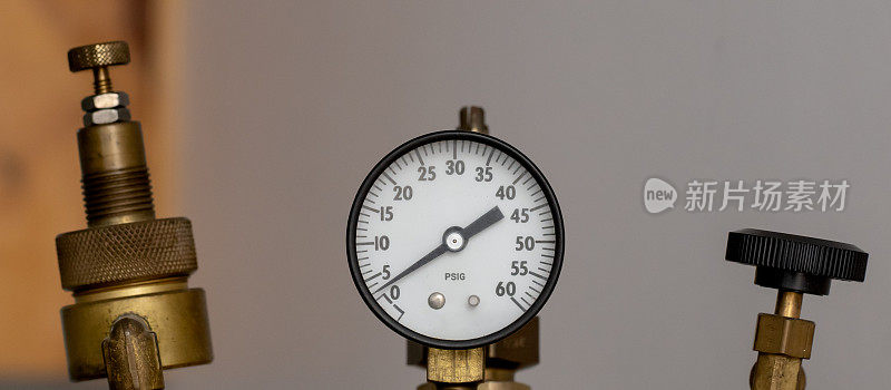 psig压力阀。磅每平方英寸。测量气压的手表。