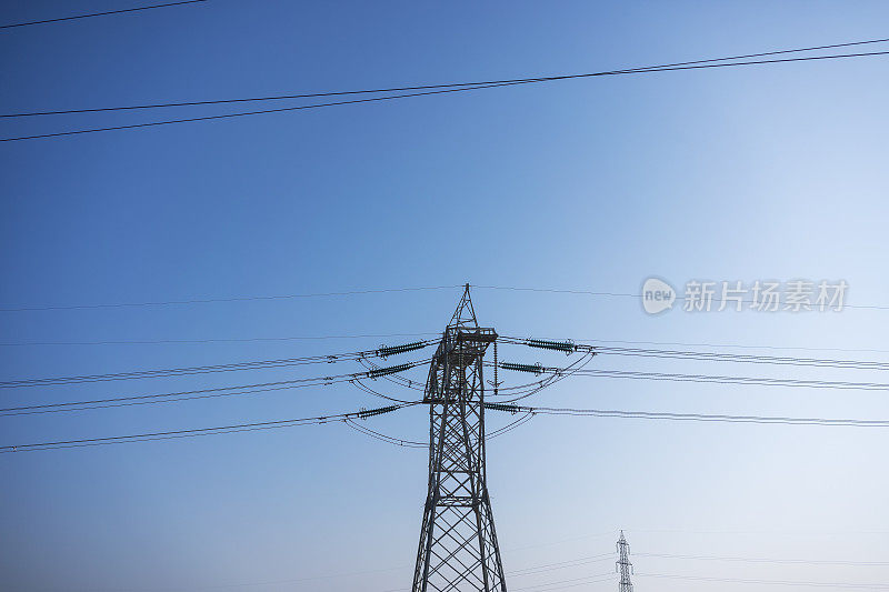 电线塔和湛蓝的天空