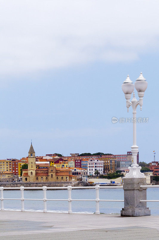 圣彼得教堂和圣洛伦佐海滩的城市景观，海滨长廊Gijón，西班牙。