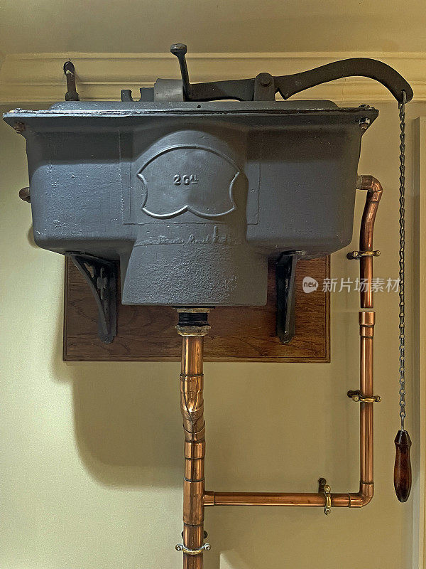 维多利亚风格的抽水马桶水箱，英国，英国