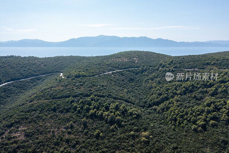 无人机视野的道路跨越山丘和亚得里亚海