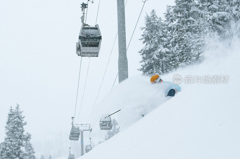 滑雪度假的粉雪