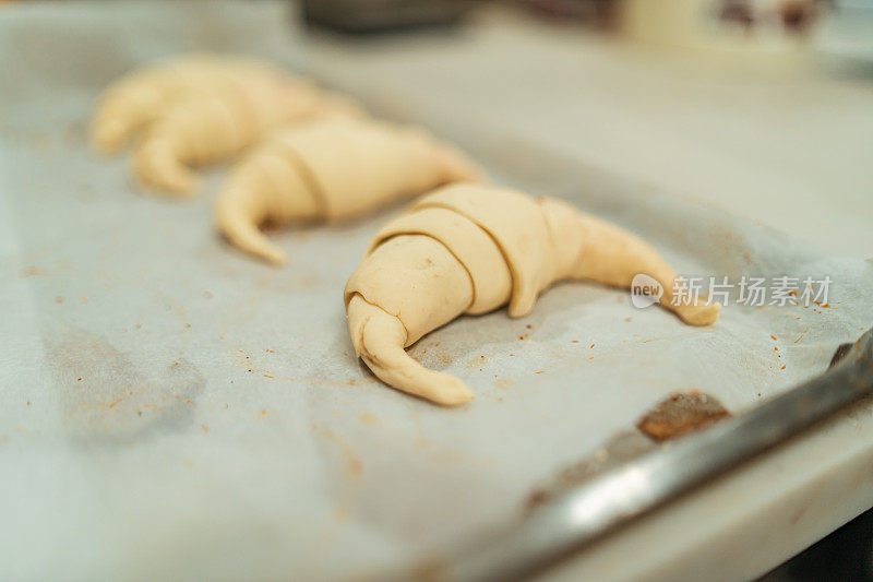 生牛角面包酥皮卷在烤盘准备烘烤