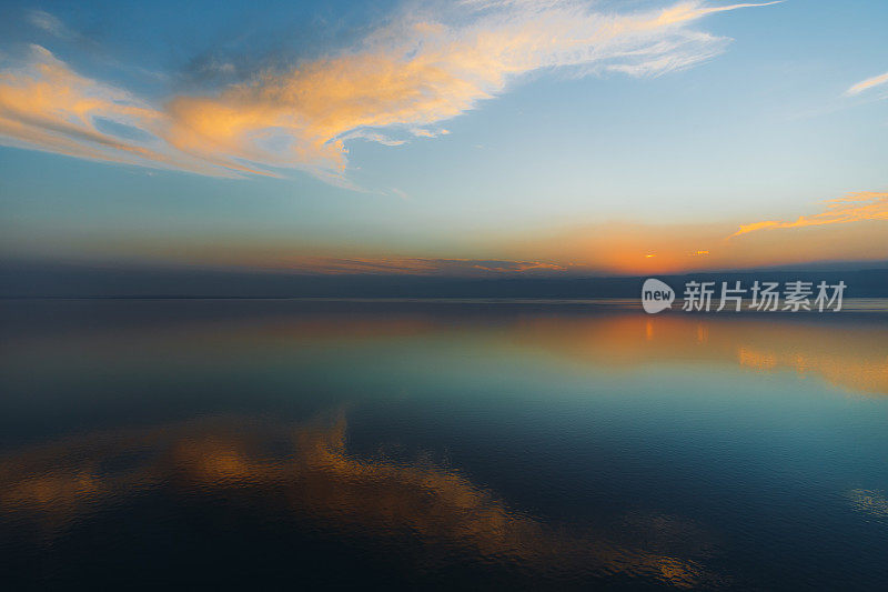 从空中俯瞰约旦死海的落日美景