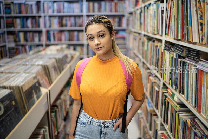 一个十几岁女孩在书店里的画像