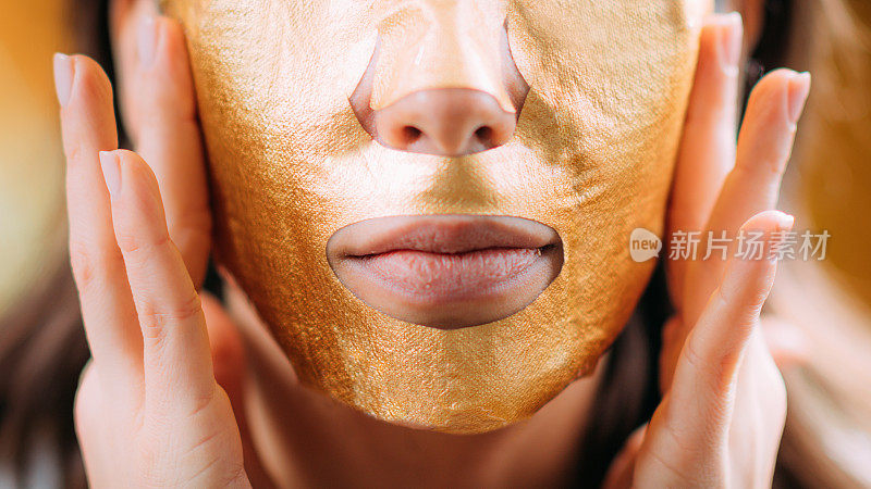 女人与黄金脸美容面膜