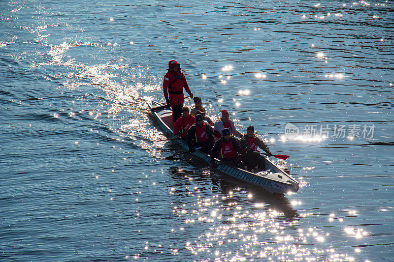 男子赛艇队在蓝水上。冬天的训练。